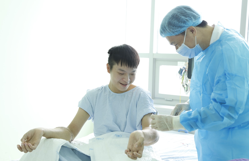 Bác sĩ kiểm tra tay của bệnh nhân sau ghép (Ảnh: BVCC) Bác sĩ kiểm tra tay của bệnh nhân sau ghép (Ảnh: BVCC)