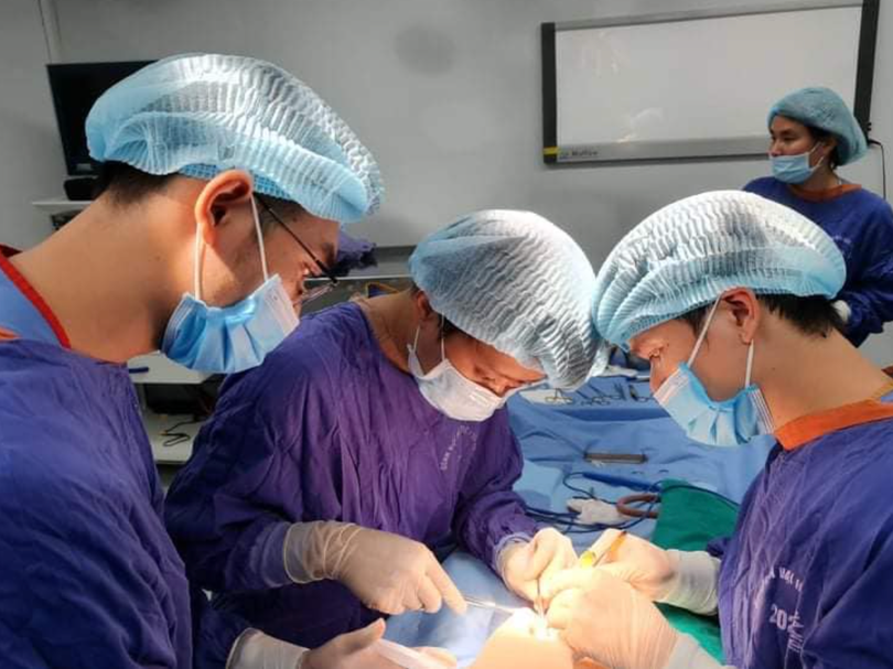 Các bác sĩ phẫu thuật cho bệnh nhân (Ảnh: BVCC)