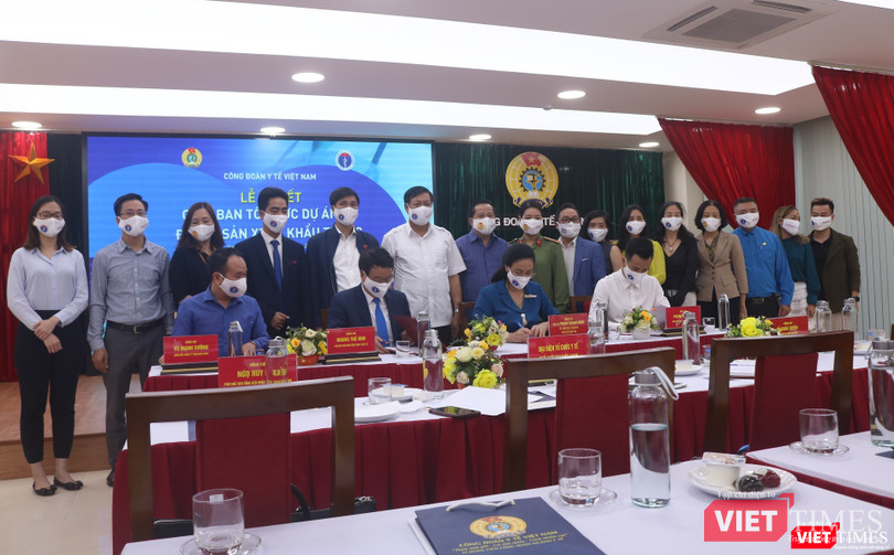 Ban tổ chức Dự án ký kết với các đơn vị dệt may, sản xuất khẩu trang y tế (Ảnh: Minh Thuý)