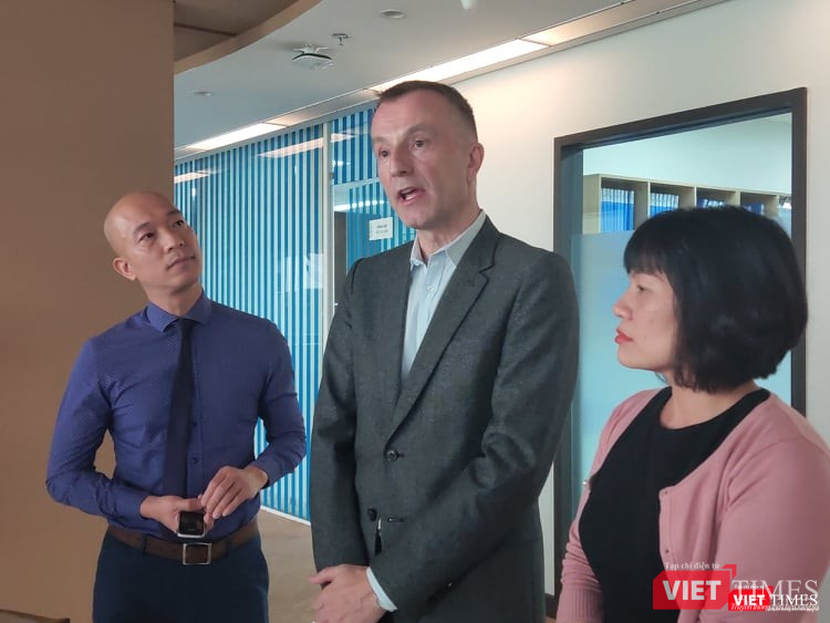 Tổng Giám đốc Bệnh viện Việt Pháp cung cấp thông tin cho báo chí về trường hợp tử vong của sản phụ P., vào sáng nay (5/11) (Ảnh: Minh Thuý)