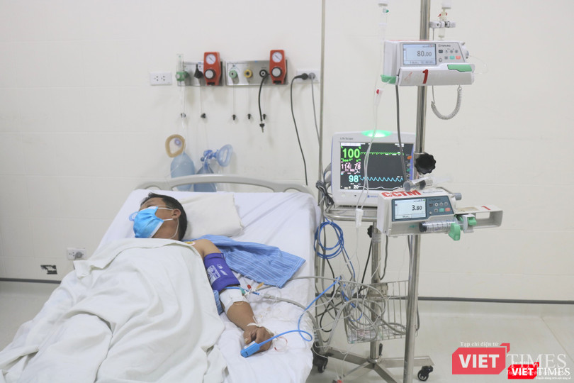 Bệnh nhân đang được các bác sĩ ở Bệnh viện E tích cực điều trị (Ảnh: Minh Thuý) Bệnh nhân đang được các bác sĩ ở Bệnh viện E tích cực điều trị (Ảnh: Minh Thuý)