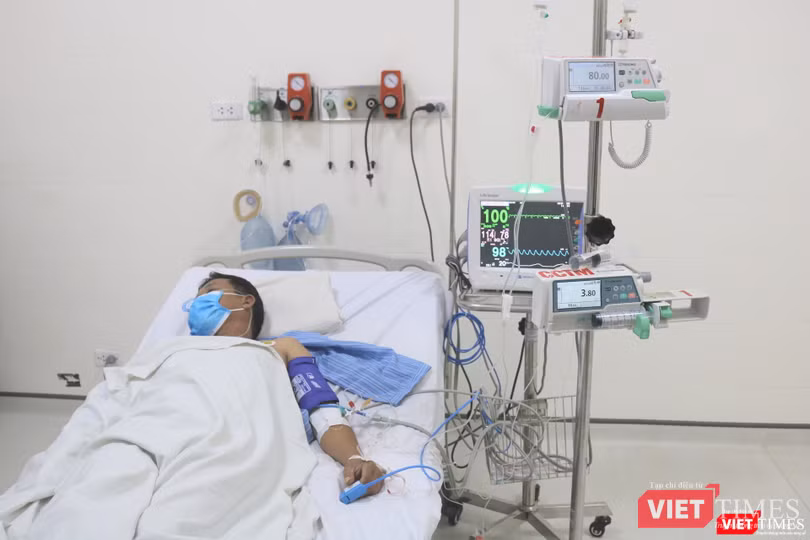 Bệnh nhân đang được các bác sĩ ở Bệnh viện E tích cực điều trị (Ảnh: Minh Thuý)