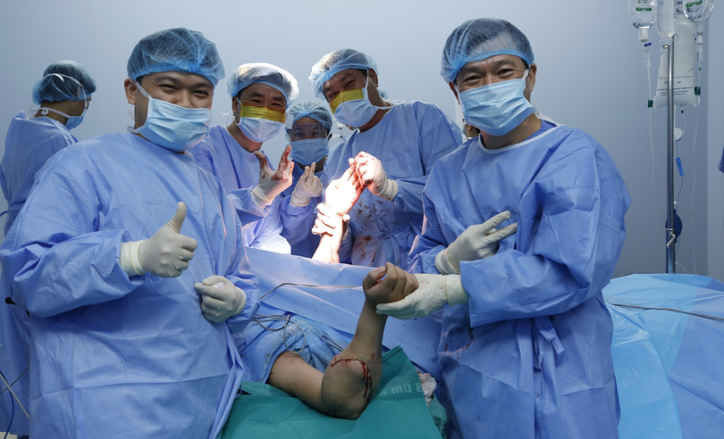 Các bác sĩ ghép thành công 2 cẳng tay cho thanh niên 18 tuổi (Ảnh: BVCC) Các bác sĩ ghép thành công 2 cẳng tay cho thanh niên 18 tuổi (Ảnh: BVCC)