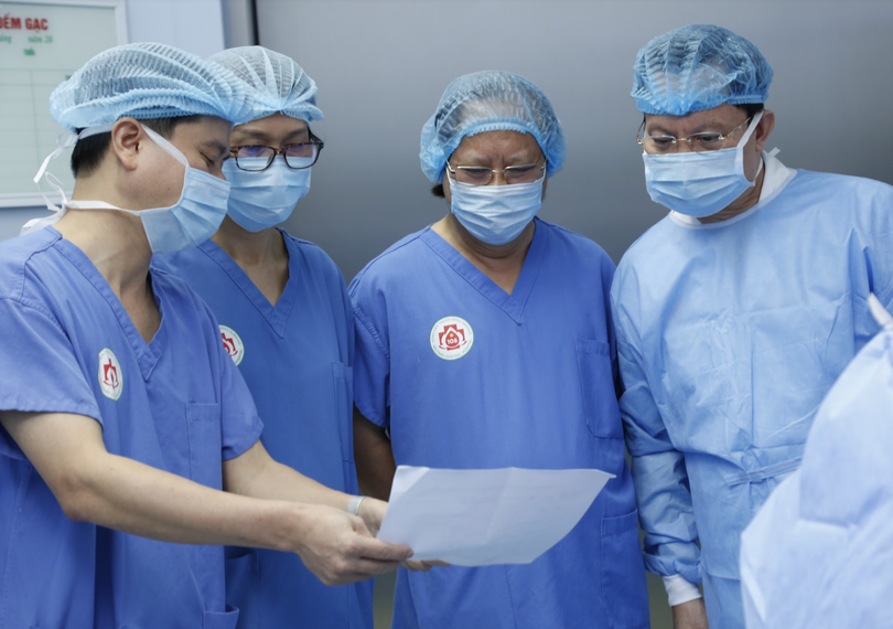 Các bác sĩ nỗ lực để thực hiện thành công ca ghép tạng (Ảnh: BVCC) Các bác sĩ nỗ lực để thực hiện thành công ca ghép tạng (Ảnh: BVCC)