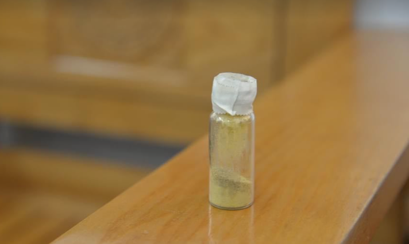 Lọ thuốc bột không rõ nguồn gốc của thầy lang vườn (Ảnh: BVCC)