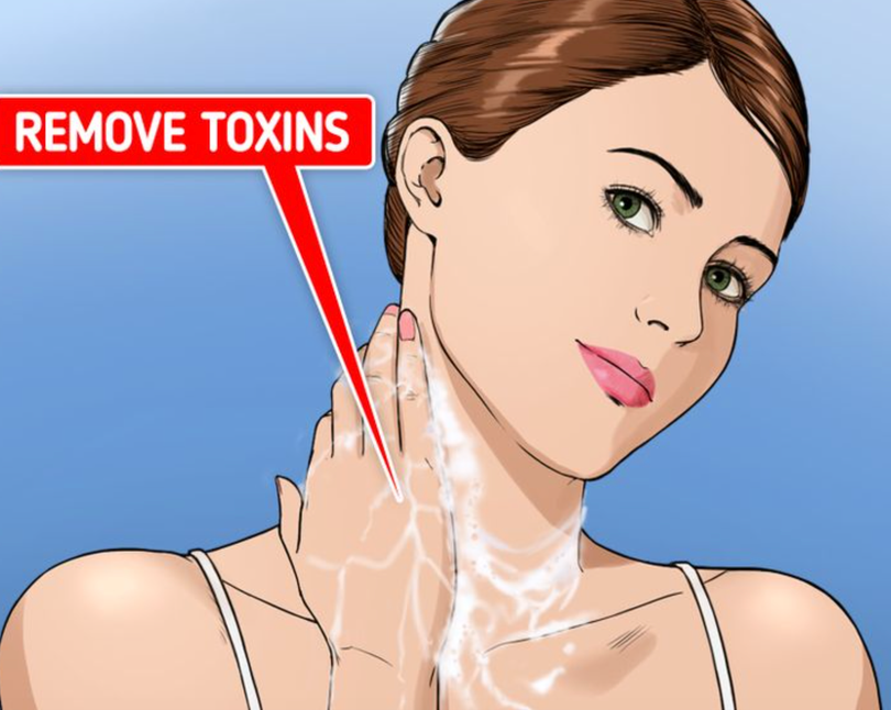 Làm sạch da mặt, cổ (Ảnh: Brightside)