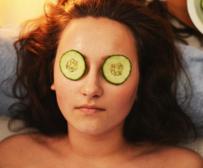 Đắp mặt nạ dưa chuột (Ảnh: Brightside) Đắp mặt nạ dưa chuột (Ảnh: Brightside)
