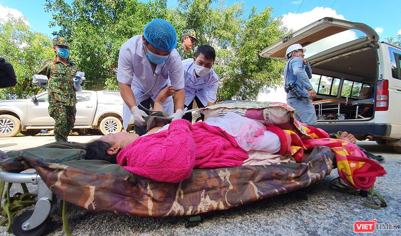 Bác sĩ cấp cứu cho nạn nhân trong vụ sạt lở đất ở Trà Leng (Ảnh: Hồ Xuân Mai) Bác sĩ cấp cứu cho nạn nhân trong vụ sạt lở đất ở Trà Leng (Ảnh: Hồ Xuân Mai)