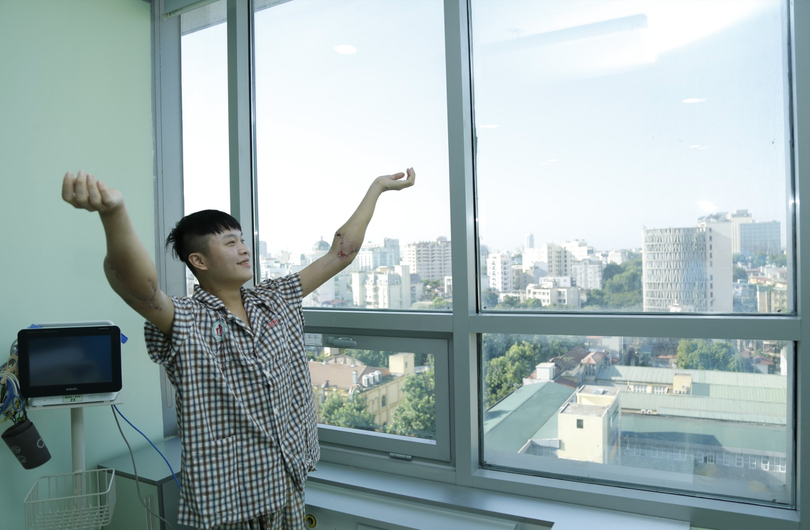 Nam thanh niên 18 tuổi vui mừng với 2 cẳng tay "mới", cuộc sống tươi đẹp đang chờ trước mắt em (Ảnh: BVCC) Nam thanh niên 18 tuổi vui mừng với 2 cẳng tay "mới", cuộc sống tươi đẹp đang chờ trước mắt em (Ảnh: BVCC)