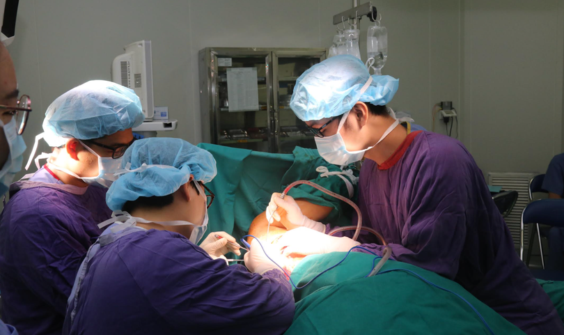 Các bác sĩ tại Bệnh viện Hữu nghị Việt Đức phẫu thuật tái tạo lại bộ ngực cho chị L. (Ảnh: BVCC) 