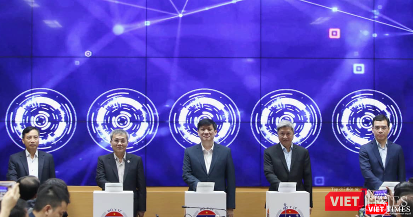 Lãnh đạo Bộ Y tế chính thức ấn nút khai trương Cổng công khai Y tế (Ảnh: Chí Cường)