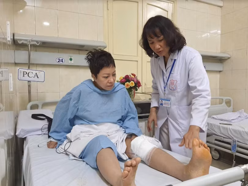 PGS.TS. Nguyễn Thị Kim Liên - Quyền Trưởng Khoa Phục hồi chức năng, Bệnh viện Hữu nghị Việt Đức - hướng dẫn bệnh nhân tập phục hồi chức năng (Ảnh: BVCC)