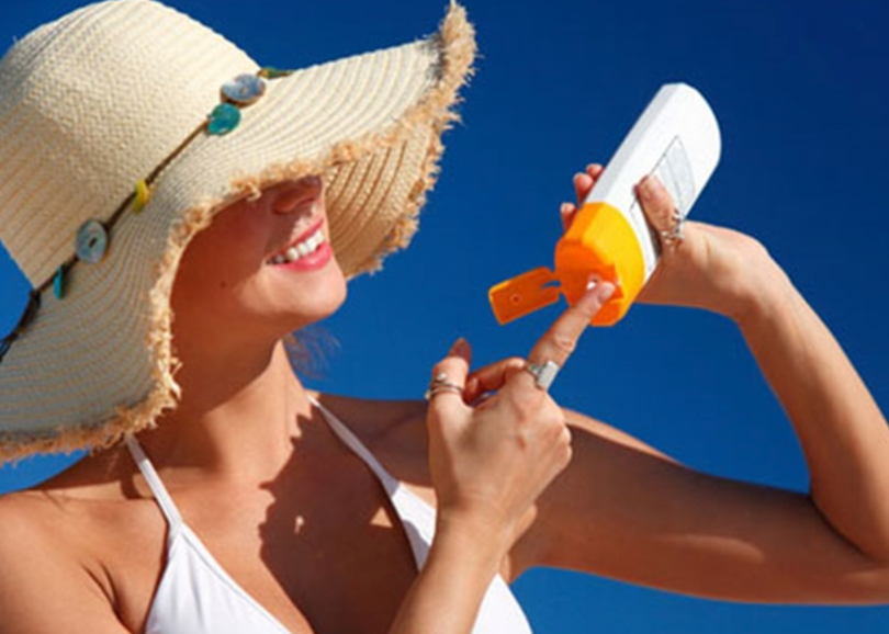 Bôi kem chống nắng (Ảnh minh hoạ)