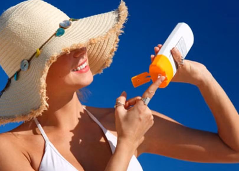 Bôi kem chống nắng (Ảnh minh hoạ) Bôi kem chống nắng (Ảnh minh hoạ)