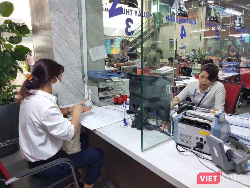 Người dân thanh toán viện phí không dùng tiền mặt tại bệnh viện (Ảnh - Minh Thuý) Người dân thanh toán viện phí không dùng tiền mặt tại bệnh viện (Ảnh - Minh Thuý)