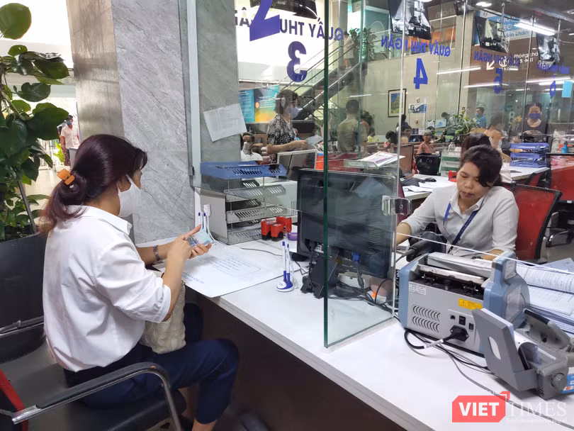 Người dân thanh toán viện phí không dùng tiền mặt tại bệnh viện (Ảnh - Minh Thuý)