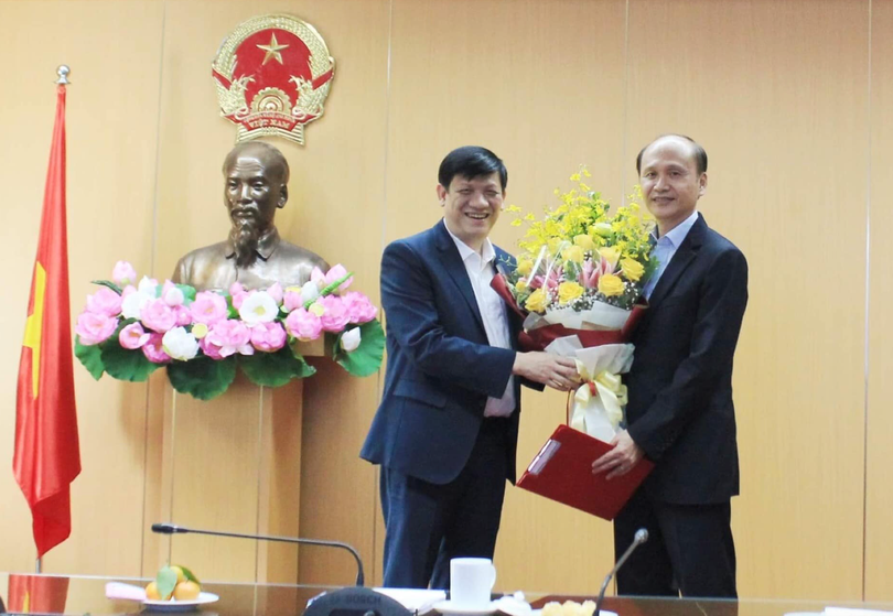 Bộ trưởng Bộ Y tế trao quyết định thành lập Hội đồng tư vấn, cấp phép lưu hành trang thiết bị y tế cho GS.TS. Lê Quang Cường (Ảnh: Vũ Mạnh Cường)