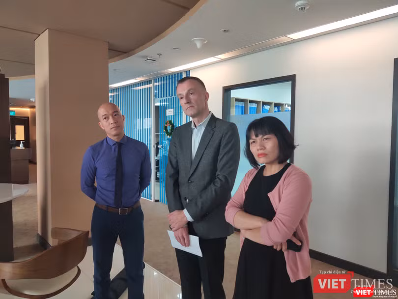 Ông Jozef Alfons Peeters - Tổng Giám đốc Bệnh viện Việt Pháp - trao đổi với báo chí (Ảnh: Minh Thuý)