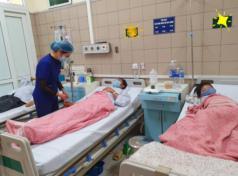 2 bố con anh L. đang điều trị ở Trung tâm chống độc, Bệnh viện Bạch Mai (Ảnh - BVCC)