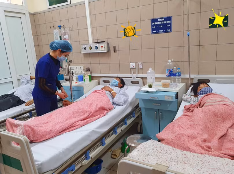 2 bố con anh L. đang điều trị ở Trung tâm chống độc, Bệnh viện Bạch Mai (Ảnh - BVCC) 2 bố con anh L. đang điều trị ở Trung tâm chống độc, Bệnh viện Bạch Mai (Ảnh - BVCC)