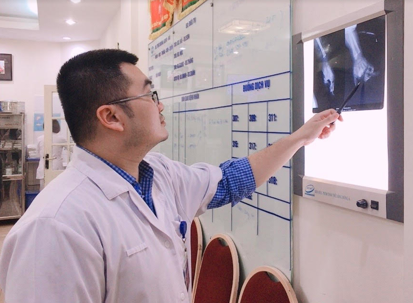 Bác sĩ kiểm tra phim chụp Xquang của bệnh nhi (Ảnh - BVCC)