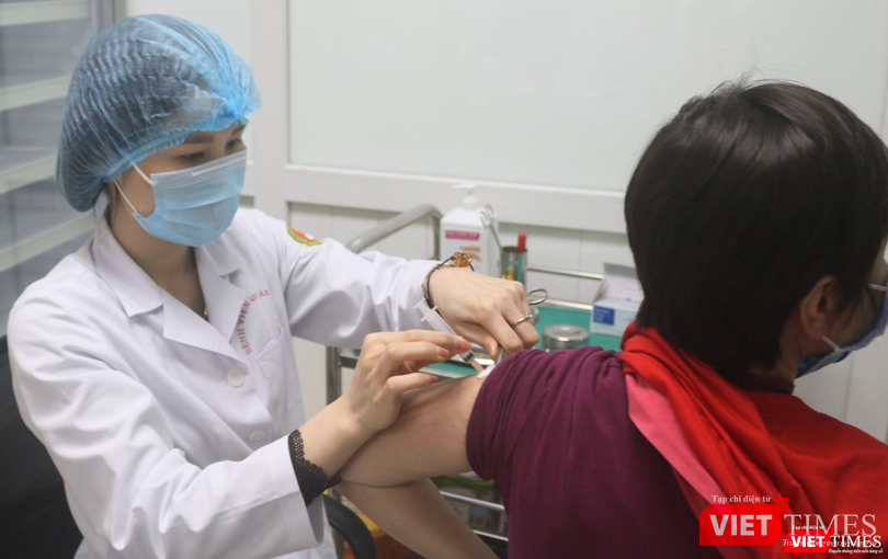 Nhân viên y tế tiêm vaccine phòng COVID-19 cho tình nguyện viên (Ảnh - Minh Thuý) Nhân viên y tế tiêm vaccine phòng COVID-19 cho tình nguyện viên (Ảnh - Minh Thuý)