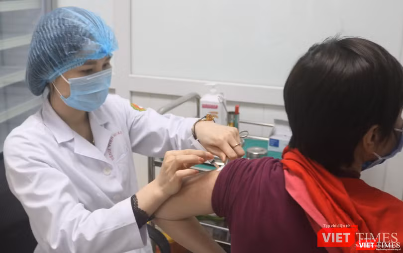 Nhân viên y tế tiêm vaccine cho tình nguyện viên (Ảnh - Minh Thuý)