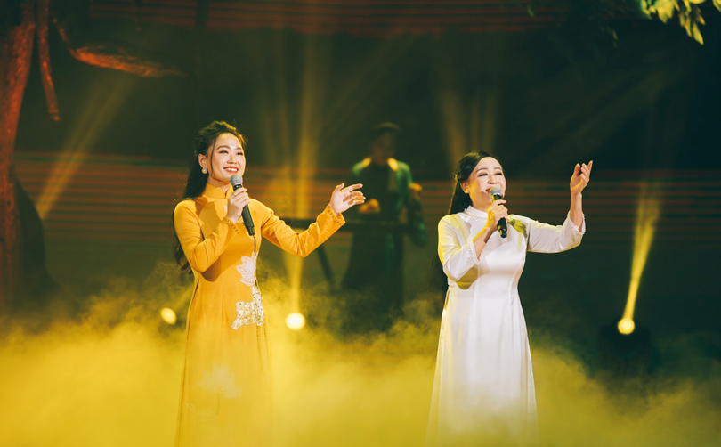 NSND Thu Hiền và ca sĩ Phương Thanh trình bày tiết mục (Ảnh - VTV)