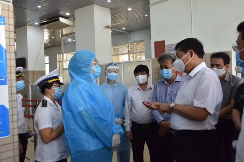 Thứ trưởng nhấn mạnh: “Cửa khẩu biên giới Mộc Bài cần đảm bảo công tác khai báo y tế đối với các trường hợp qua lại cửa khẩu biên giới" (Ảnh - Khôi Nguyễn) Thứ trưởng nhấn mạnh: “Cửa khẩu biên giới Mộc Bài cần đảm bảo công tác khai báo y tế đối với các trường hợp qua lại cửa khẩu biên giới" (Ảnh - Khôi Nguyễn)