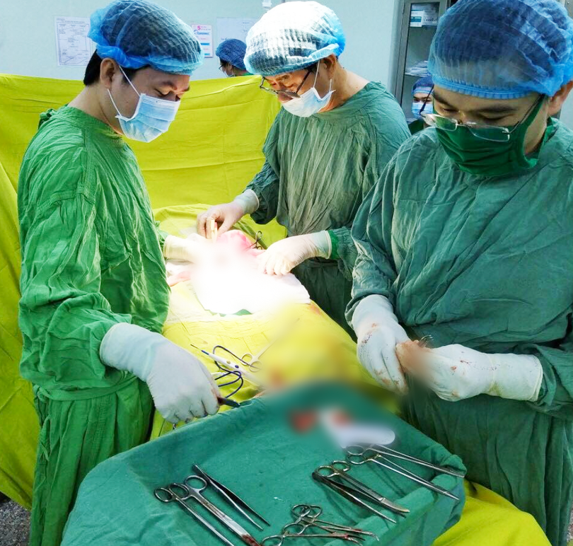 Các bác sĩ phẫu thuật loại bỏ silicon cho bệnh nhân (Ảnh - BVCC) 