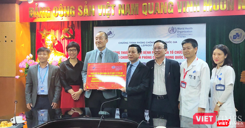 WHO trao tặng 3.000 vỉ thuốc phong cho chương trình phòng, chống phong quốc gia (Ảnh - Minh Thuý)