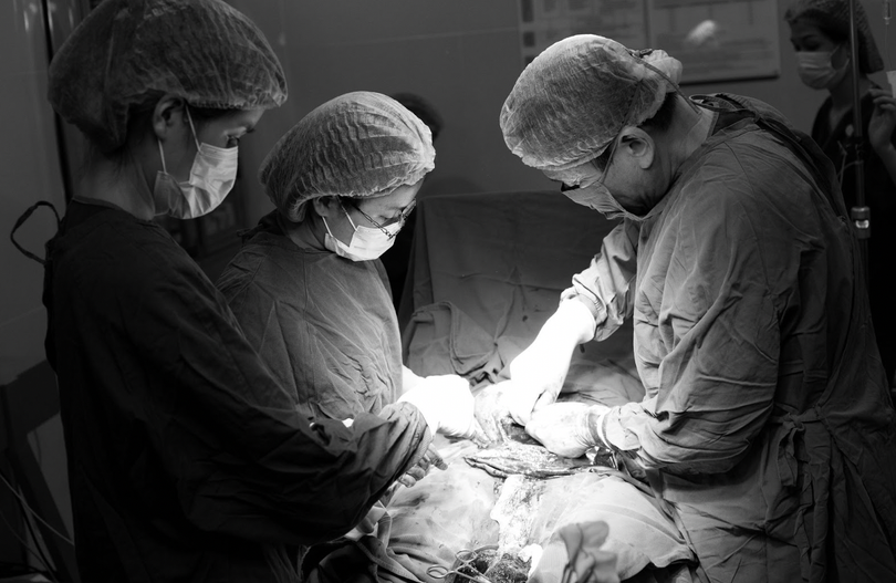 Các bác sĩ phẫu thuật cho chị H. (Ảnh - BVCC) Các bác sĩ phẫu thuật cho chị H. (Ảnh - BVCC)