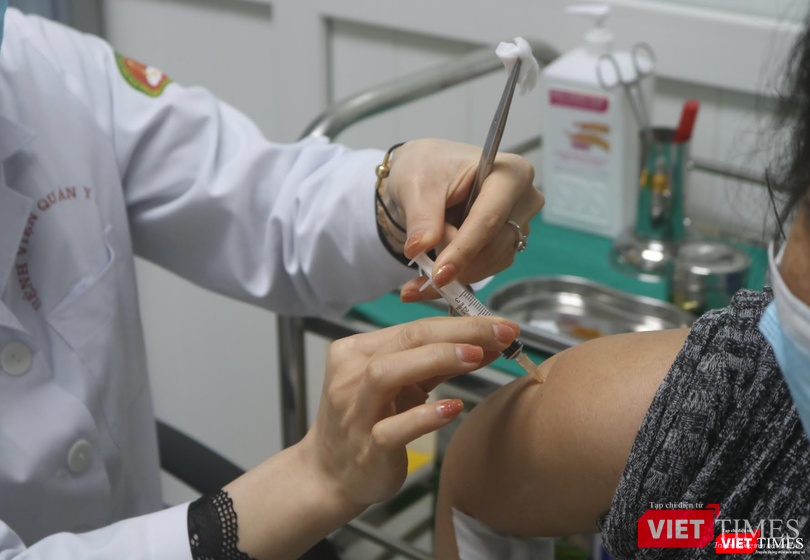 Tình nguyện viên được tiêm thử nghiệm vaccine Nanocovax (Ảnh - Minh Thuý) Tình nguyện viên được tiêm thử nghiệm vaccine Nanocovax (Ảnh - Minh Thuý)