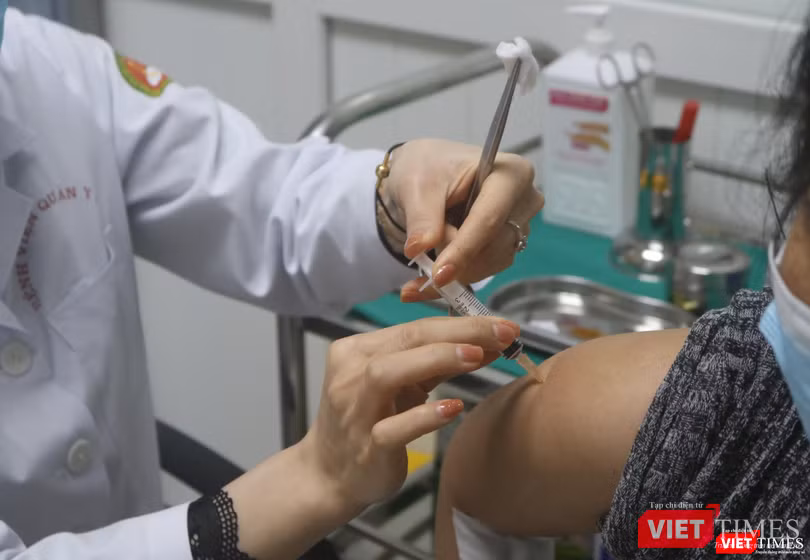 Tiêm vaccine phòng COVID-19 (Ảnh - Minh Thuý)