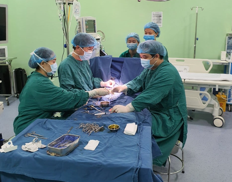 Các bác sĩ phẫu thuật ghép thận cho bé (Ảnh - BVCC)