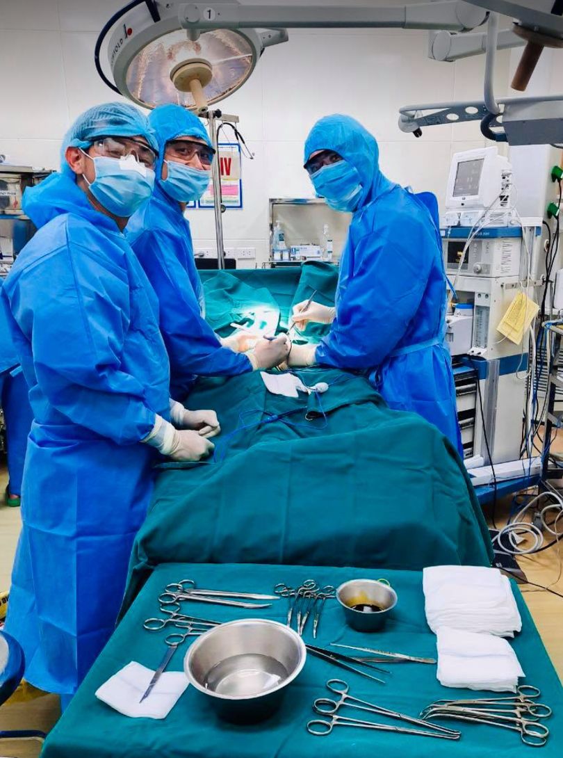 Các bác sĩ mổ nội soi trả tinh hoàn trái về đúng chỗ cho bệnh nhân (Ảnh - BVCC)