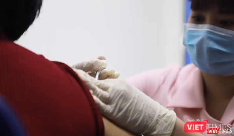 Nhân viên y tế tiêm vaccine phòng COVID-19 cho tình nguyện viên (Ảnh - Minh Thuý) Nhân viên y tế tiêm vaccine phòng COVID-19 cho tình nguyện viên (Ảnh - Minh Thuý)