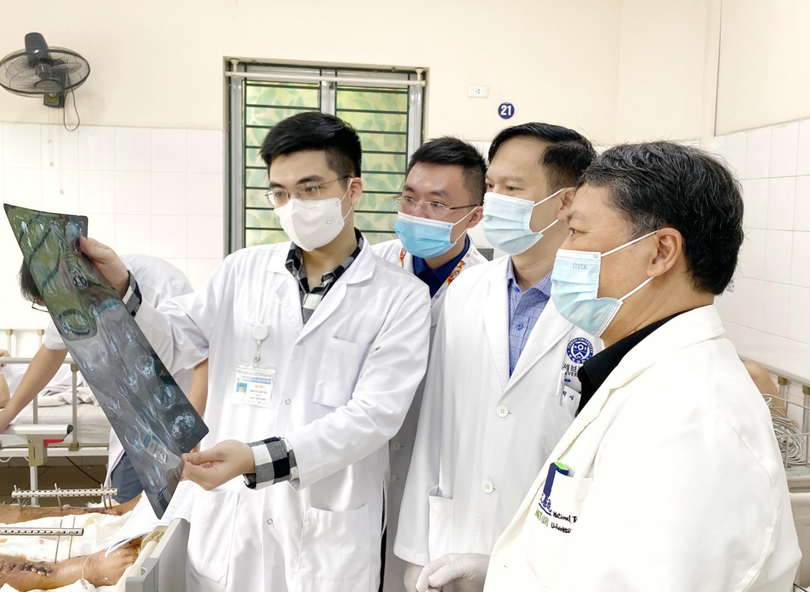 Các bác sĩ kiểm tra phim chụp X-quang của bệnh nhân (Ảnh - BVCC) Các bác sĩ kiểm tra phim chụp X-quang của bệnh nhân (Ảnh - BVCC)