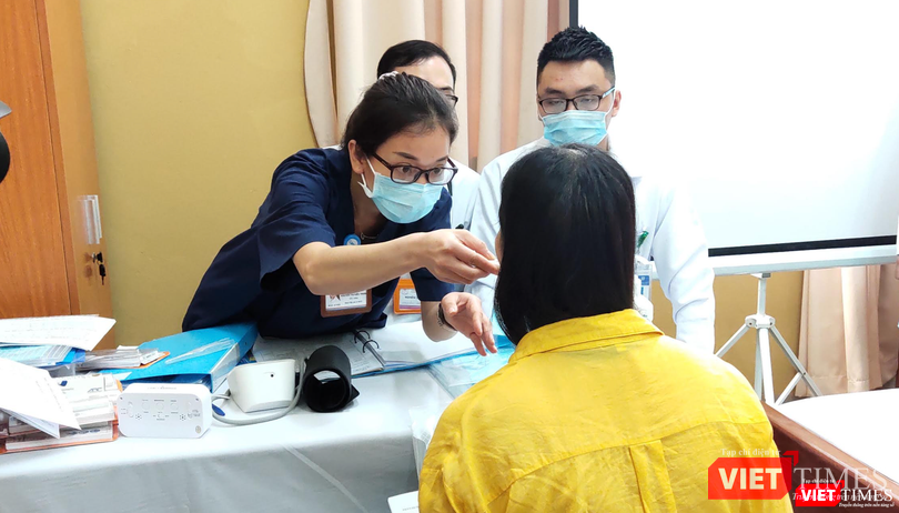 Tình nguyện viên tiêm thử nghiệm vaccine được khám sau tiêm (Ảnh - Minh Thuý)