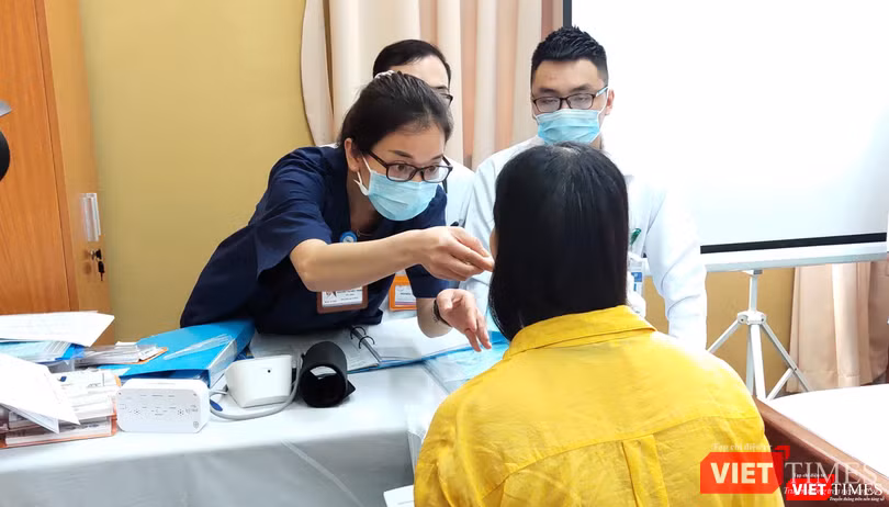 Tình nguyện viên tiêm thử nghiệm vaccine được khám sau tiêm (Ảnh - Minh Thuý)