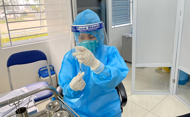 Kiểm tra vaccine phòng COVID-19 để tiêm cho bác sĩ, cán bộ y tế (Ảnh - Tuấn Dũng)