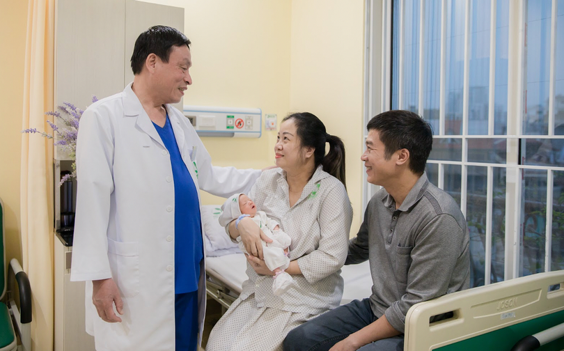 Vợ chồng chị Thuỷ hạnh phúc khi có con (Ảnh - BVCC) 