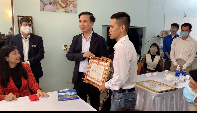Lãnh đạo huyện Đông Anh trao Bằng khen của UBND TP Hà Nội cho anh Nguyễn Ngọc Mạnh (Ảnh VT) Lãnh đạo huyện Đông Anh trao Bằng khen của UBND TP Hà Nội cho anh Nguyễn Ngọc Mạnh (Ảnh VT)