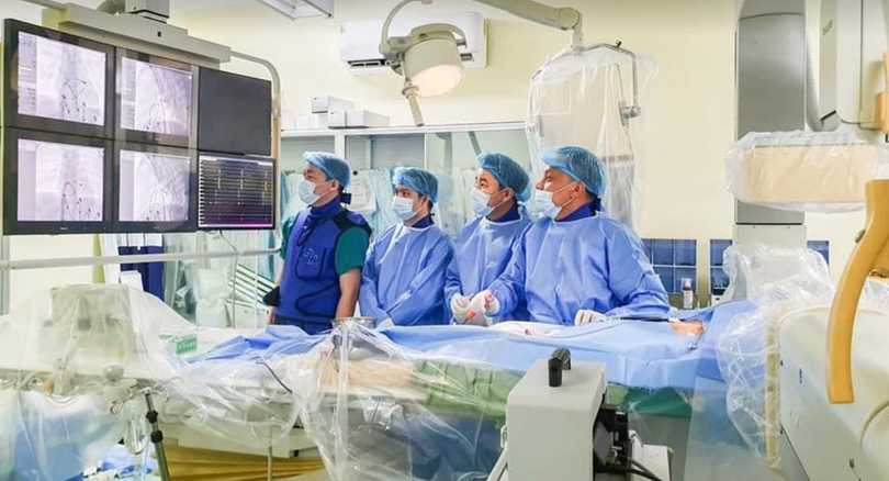 Các bác sĩ phẫu thuật cho bệnh nhi ngay trong đêm (Ảnh - BVCC) 