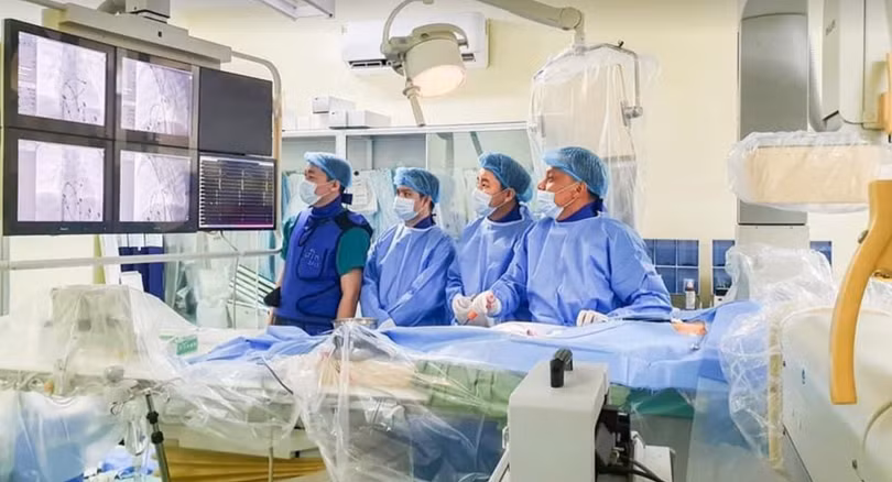 Các bác sĩ phẫu thuật cho bệnh nhi ngay trong đêm (Ảnh - BVCC) 