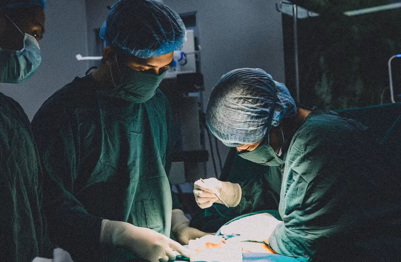 Các bác sĩ đánh giá ca mổ đẻ của chị Thủy khó và phức tạp (Ảnh - BVCC)