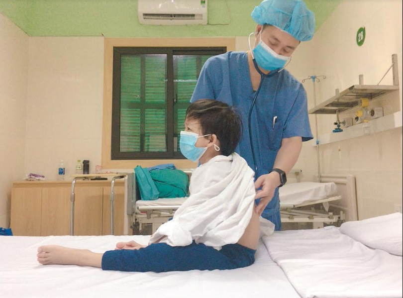 Bác sĩ khám cho bé H. trước khi xuất viện (Ảnh - BVCC) 