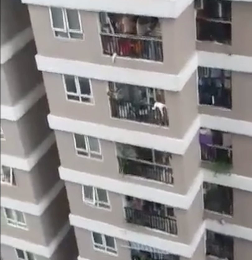 Cháu bé ngã tử tầng 12 ở chung cư (Ảnh cắt từ video) Cháu bé ngã tử tầng 12 ở chung cư (Ảnh cắt từ video)