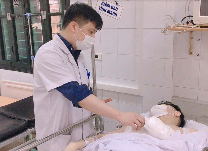 Sau phẫu thuật, anh T. được các bác sĩ theo dõi, chăm sóc sức khoẻ (Ảnh - BVCC)