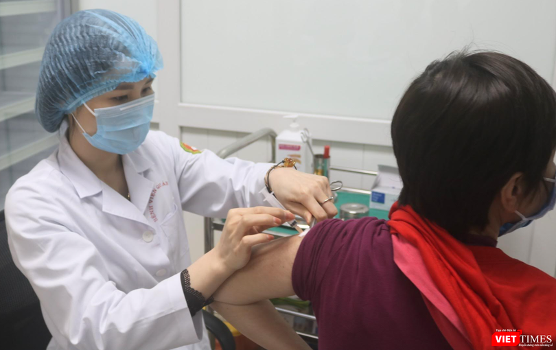 Nhân viên y tế tiêm vaccine phòng COVID-19 cho tình nguyện viên (Ảnh - Minh Thuý) 